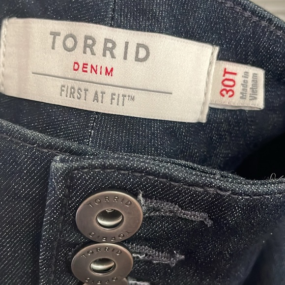 TORRID PLUS SIZE TALL JEGGING. SIZE 30W 6X - Picture 2 of 3